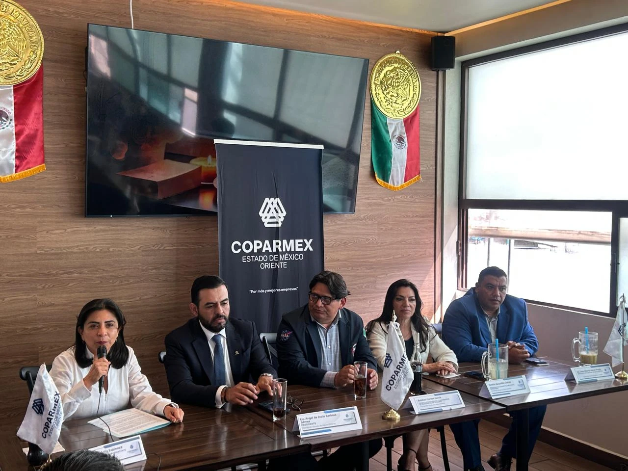 Mesa de trabajo de COPARMEX Estado de México Oriente con cinco participantes